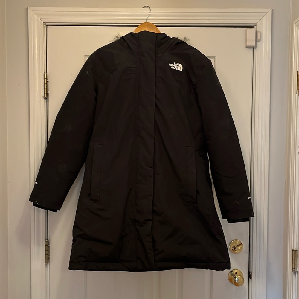 EUC North Face Down 550 faux fur lined parka.